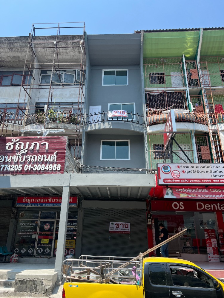 For SaleShop HouseLadprao101, Happy Land, The Mall Bang Kapi : Commercial building for sale, 4.5 floors, Happyland, near The Mall Bang Kapi and MRT Yellow Line, completely renovated.