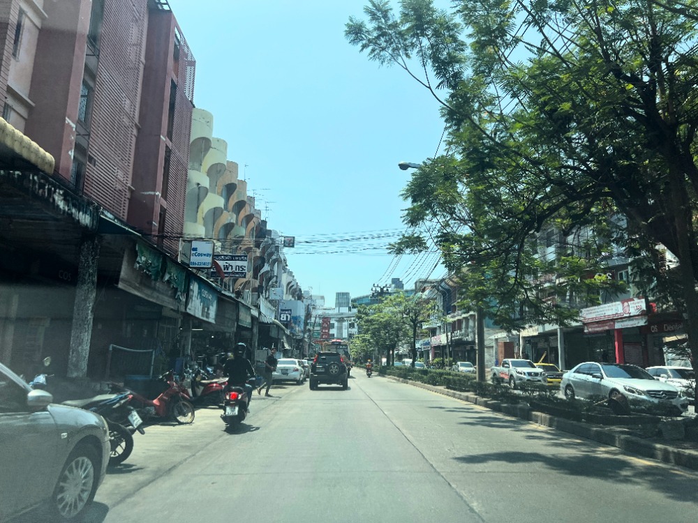 For SaleShop HouseLadprao101, Happy Land, The Mall Bang Kapi : Commercial building for sale, 4.5 floors, Happyland, near The Mall Bang Kapi and MRT Yellow Line, completely renovated.