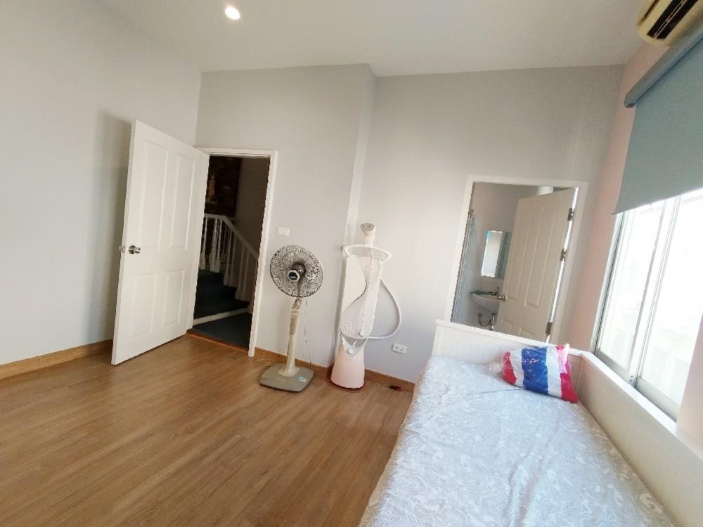 ให้เช่าทาวน์โฮมโชคชัย4 ลาดพร้าว71 : 🍒ให้เช่าทาวน์เฮ้าส์ 3 ชั้น หลังมุม #บ้านกลางเมืองแกรนด์เดอปารีสรัชดา ติดโรงเรียนนานาชาติ สิงคโปร์  เขตทองหลาง ,เหม่งจ๋าย ใกล้ห้วยขวางขนาด 3 ห้องนอน 4 ห้องน้ำ 34 ตารางวาจอดรถได้ 2 คัน พื้นที่ใช้สอย 195 ตรม.หน้ากว้าง 5.5 เมตรใกล้โรงเรียนนานาชาติ SISB, KISใก