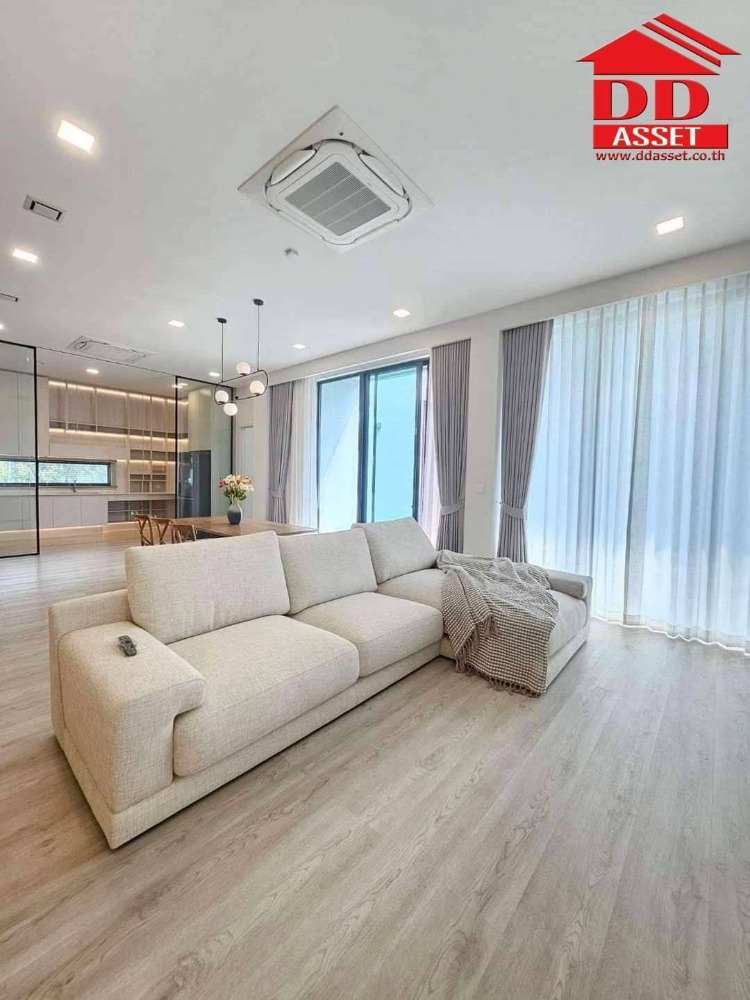 For RentHousePattanakan, Srinakarin : For rent, 3-story detached house, VIVE Krungthep Kreetha (VIVE Krungthep Kreetha) (Vive2), luxury home project. There is a private elevator, code H8060.