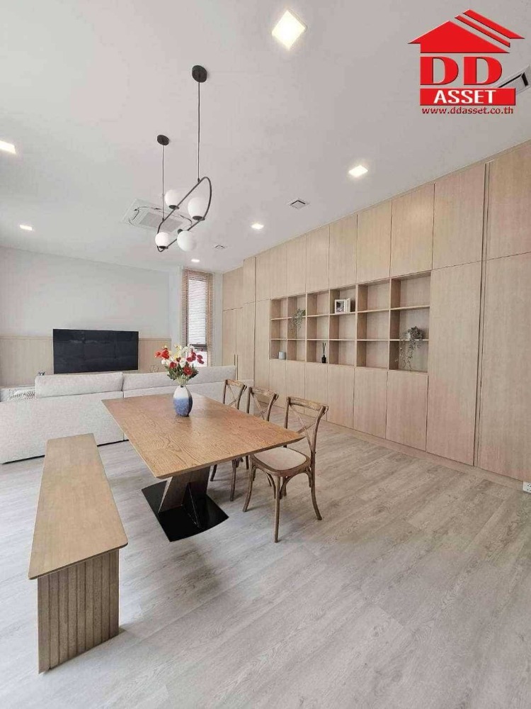 For RentHousePattanakan, Srinakarin : For rent, 3-story detached house, VIVE Krungthep Kreetha (VIVE Krungthep Kreetha) (Vive2), luxury home project. There is a private elevator, code H8060.