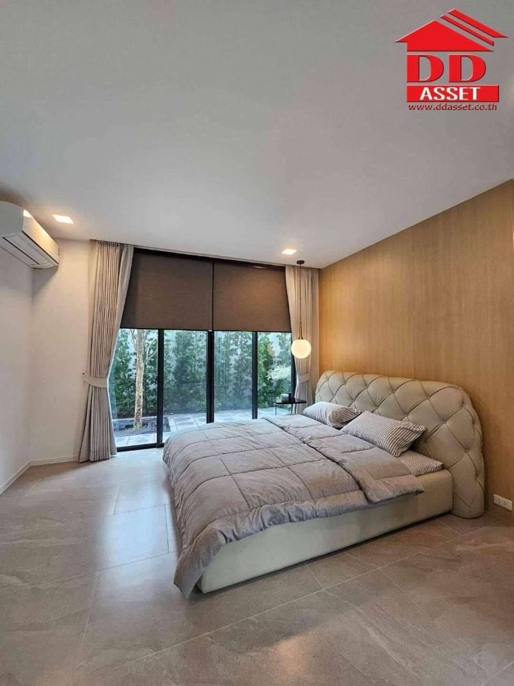 For RentHousePattanakan, Srinakarin : For rent, 3-story detached house, VIVE Krungthep Kreetha (VIVE Krungthep Kreetha) (Vive2), luxury home project. There is a private elevator, code H8060.