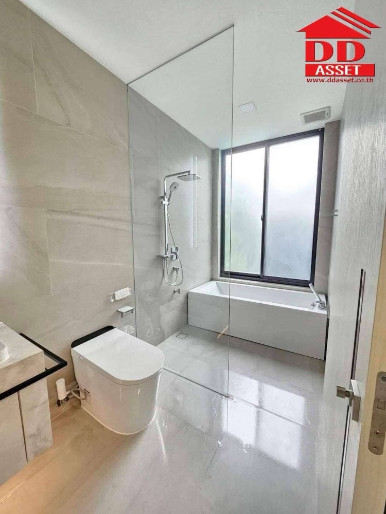 For RentHousePattanakan, Srinakarin : For rent, 3-story detached house, VIVE Krungthep Kreetha (VIVE Krungthep Kreetha) (Vive2), luxury home project. There is a private elevator, code H8060.