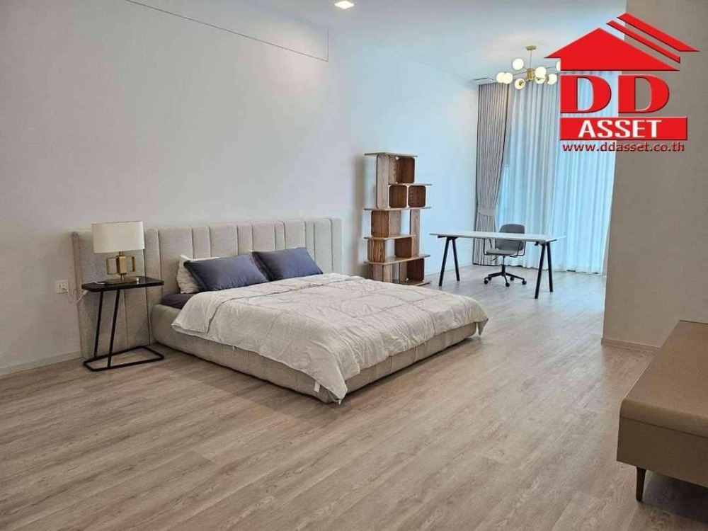 For RentHousePattanakan, Srinakarin : For rent, 3-story detached house, VIVE Krungthep Kreetha (VIVE Krungthep Kreetha) (Vive2), luxury home project. There is a private elevator, code H8060.