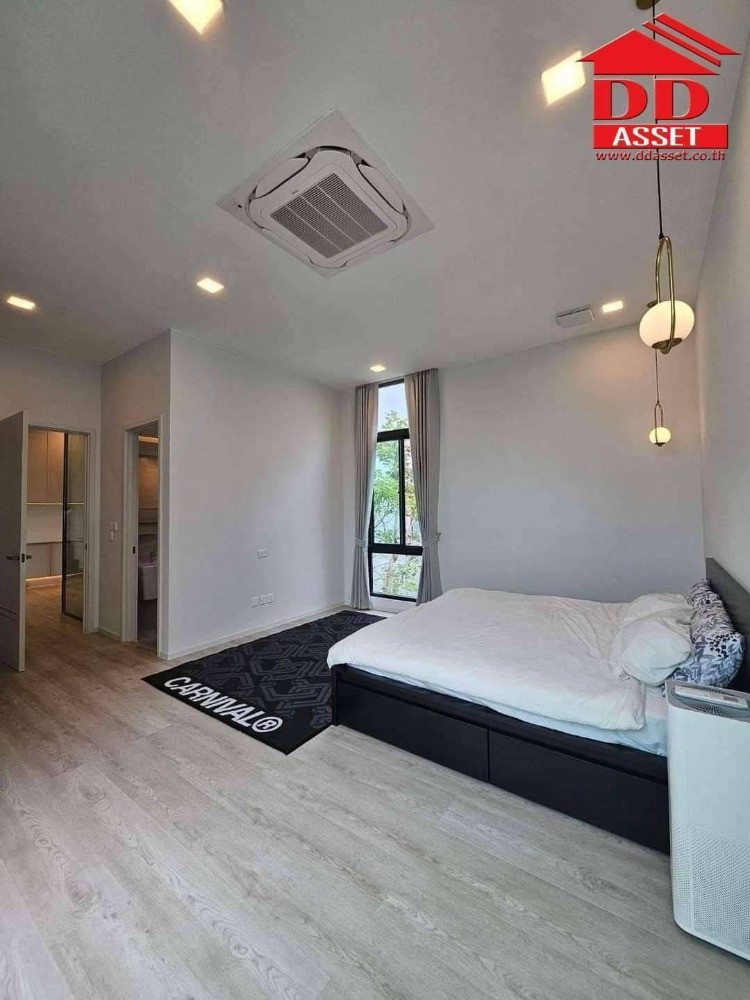 For RentHousePattanakan, Srinakarin : For rent, 3-story detached house, VIVE Krungthep Kreetha (VIVE Krungthep Kreetha) (Vive2), luxury home project. There is a private elevator, code H8060.