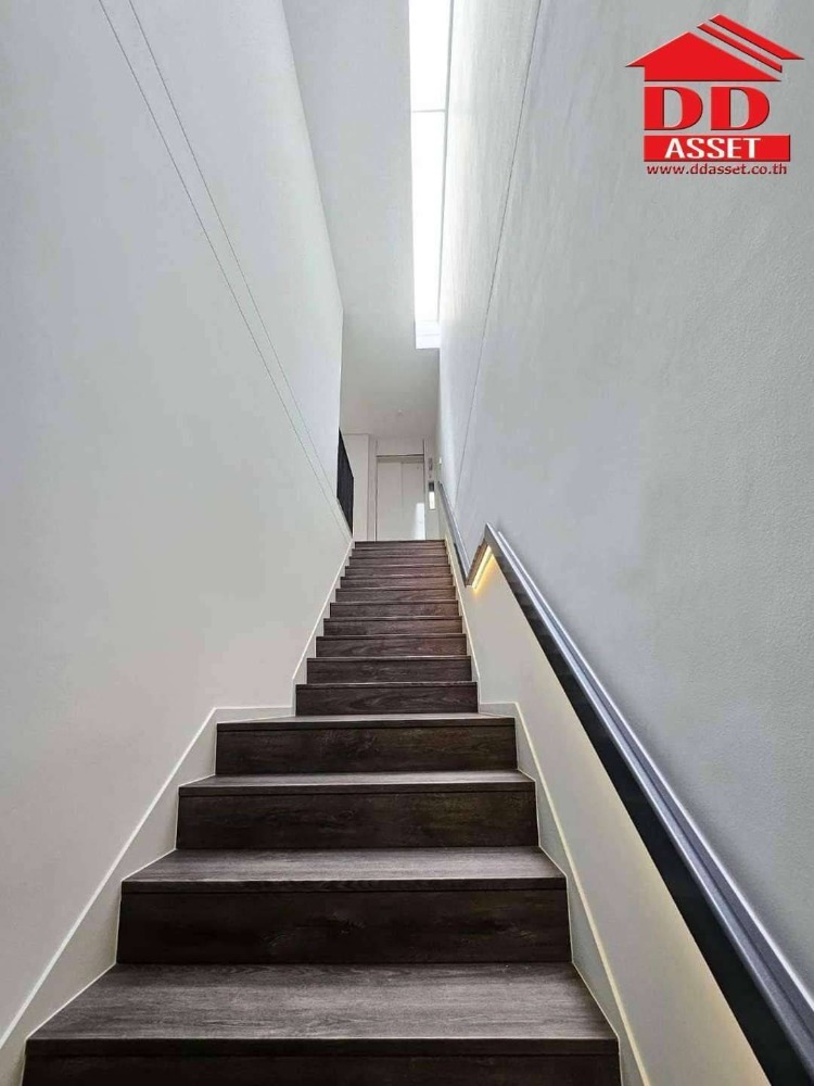 For RentHousePattanakan, Srinakarin : For rent, 3-story detached house, VIVE Krungthep Kreetha (VIVE Krungthep Kreetha) (Vive2), luxury home project. There is a private elevator, code H8060.
