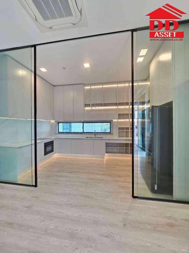 For RentHousePattanakan, Srinakarin : For rent, 3-story detached house, VIVE Krungthep Kreetha (VIVE Krungthep Kreetha) (Vive2), luxury home project. There is a private elevator, code H8060.
