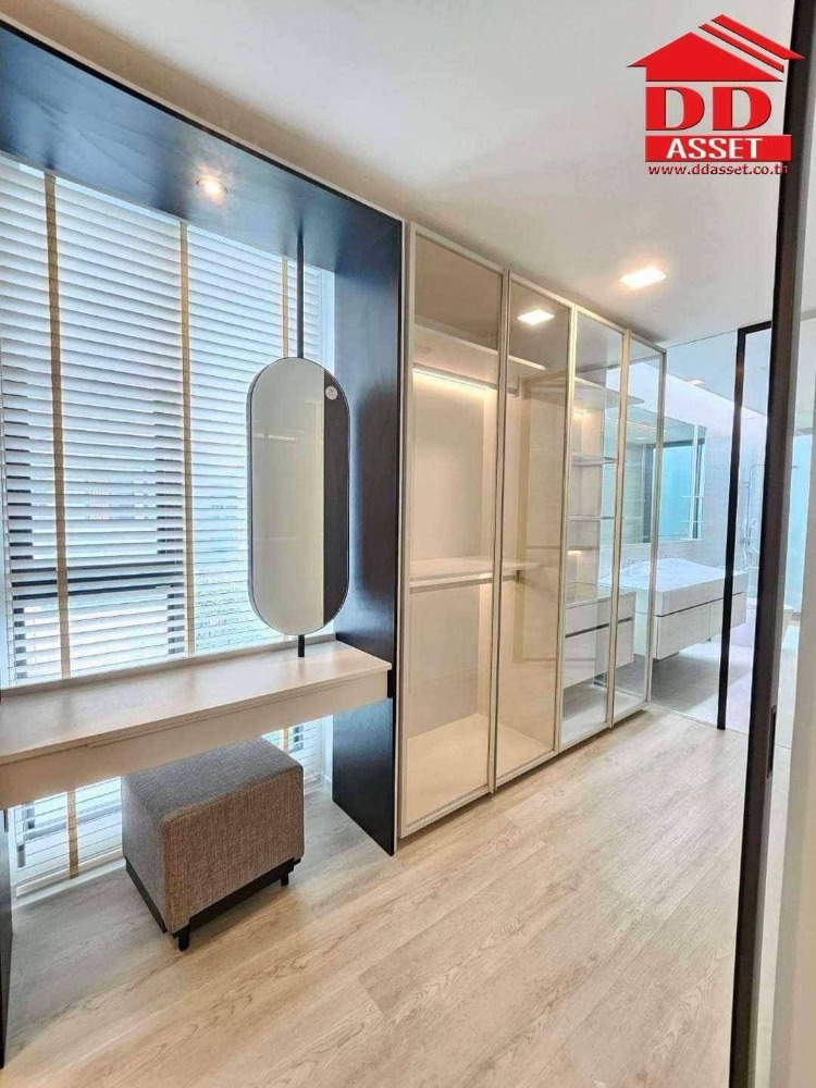 For RentHousePattanakan, Srinakarin : For rent, 3-story detached house, VIVE Krungthep Kreetha (VIVE Krungthep Kreetha) (Vive2), luxury home project. There is a private elevator, code H8060.