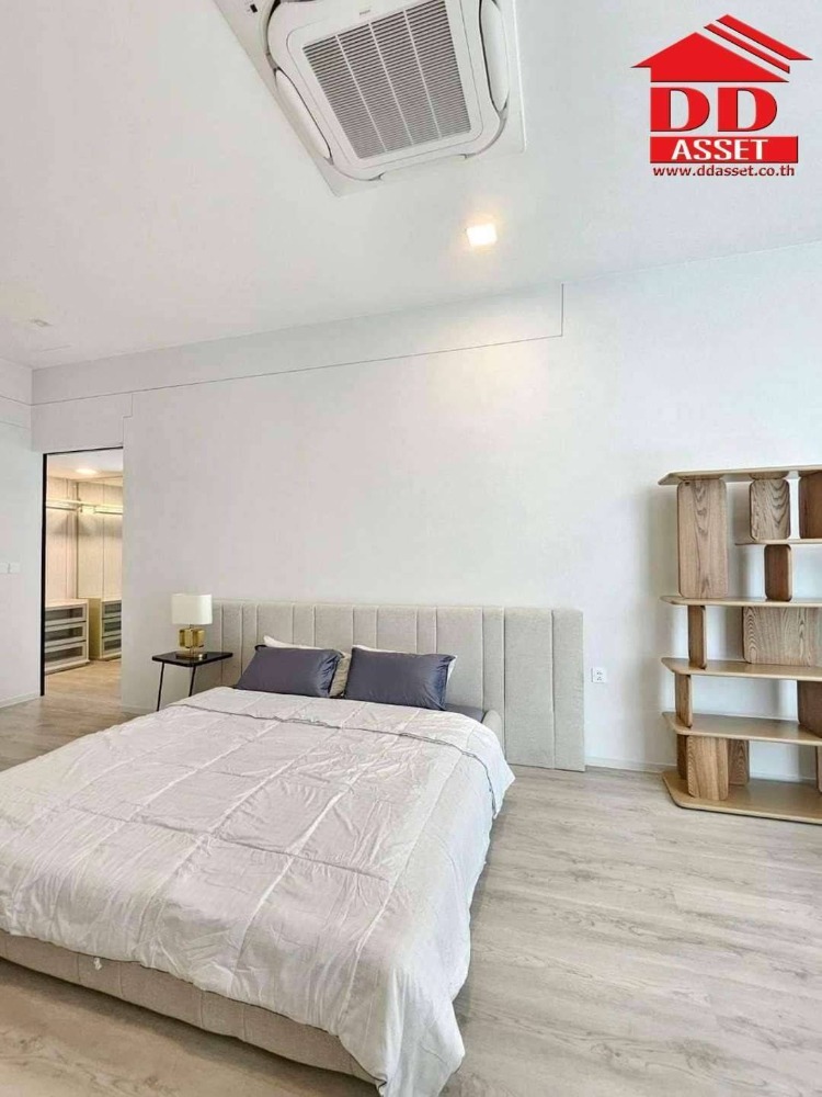 For RentHousePattanakan, Srinakarin : For rent, 3-story detached house, VIVE Krungthep Kreetha (VIVE Krungthep Kreetha) (Vive2), luxury home project. There is a private elevator, code H8060.