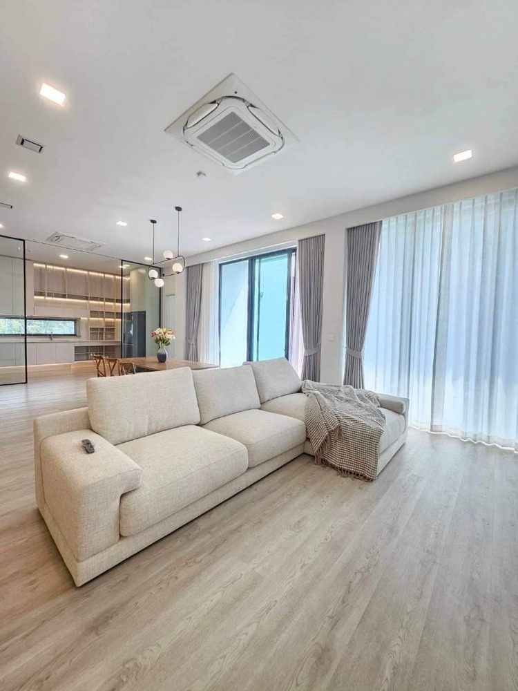 For RentHousePattanakan, Srinakarin : For rent, 3-story detached house, VIVE Krungthep Kreetha (VIVE Krungthep Kreetha) (Vive2), luxury home project. There is a private elevator, code H8060.