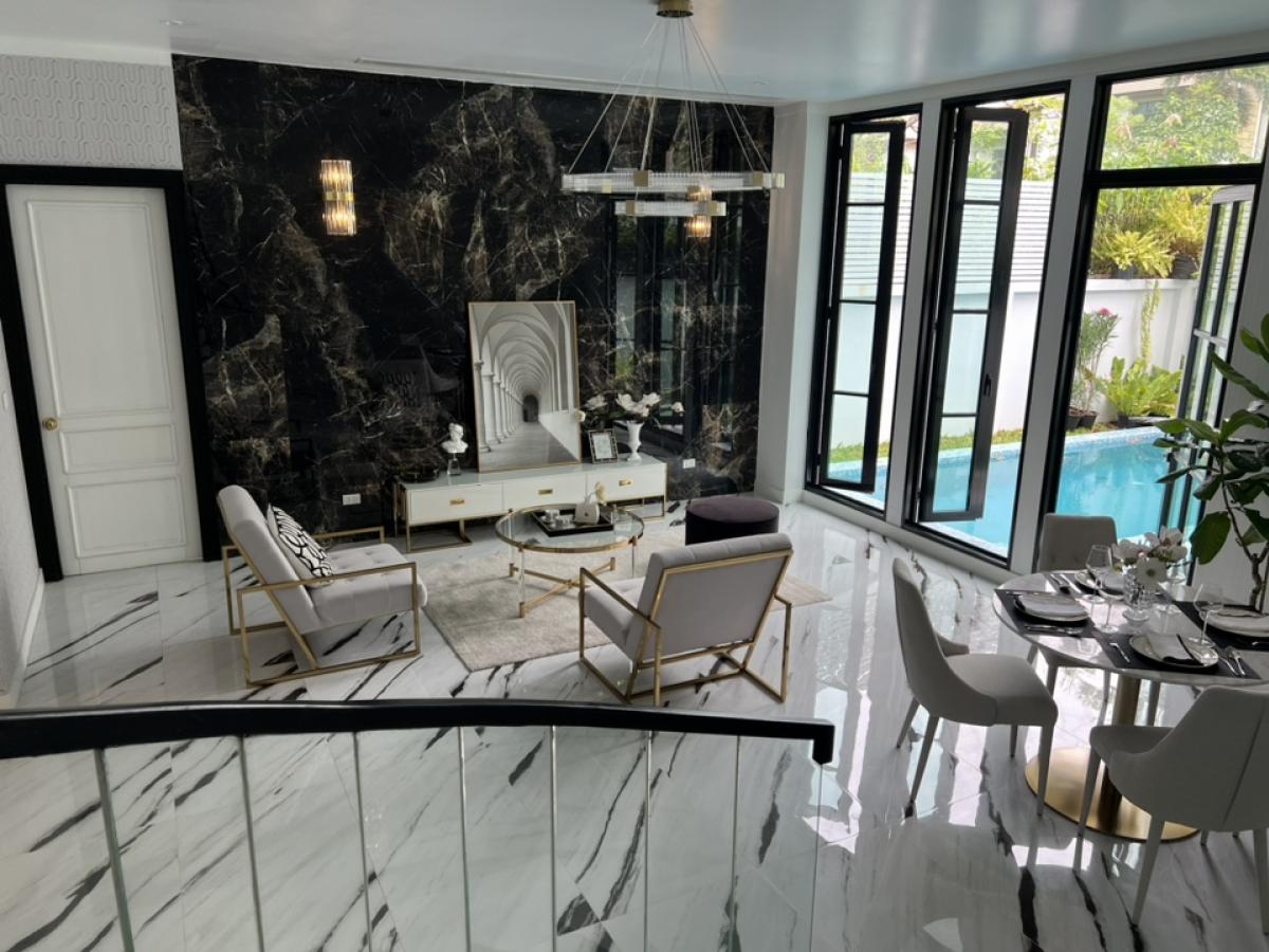 For RentHouseSukhumvit, Asoke, Thonglor : For rent! Luxurious 3-storey detached house in the heart of the city, Sukhumvit 67, parking for 3 cars, can be converted into an office, 7 minutes walk to BTS.
