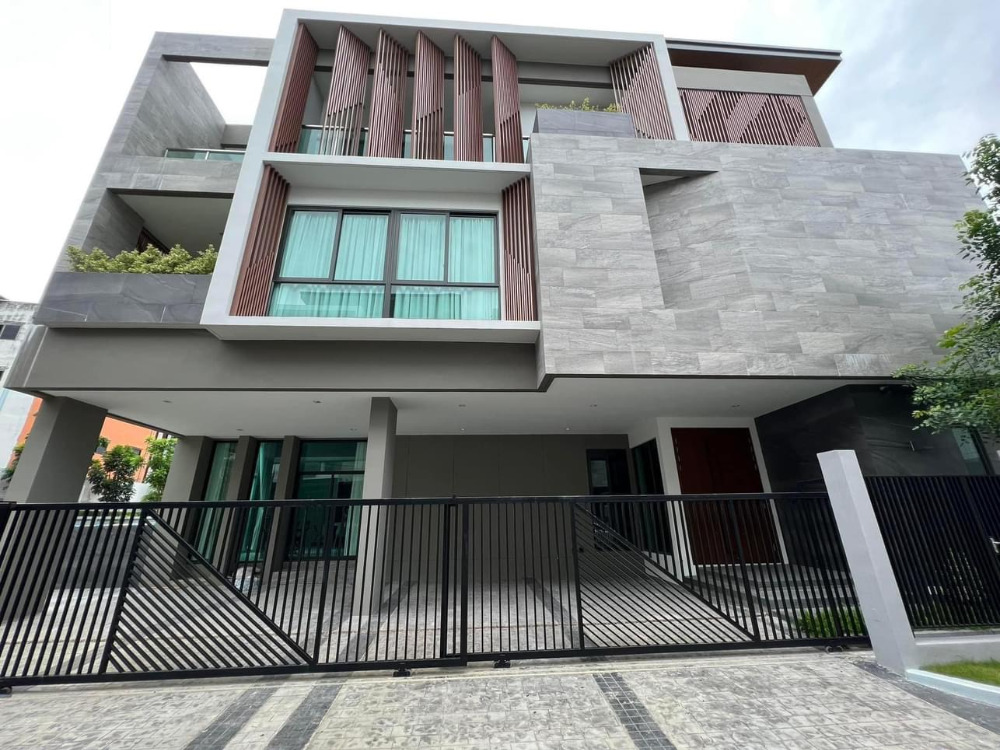 ให้เช่าบ้านพัฒนาการ ศรีนครินทร์ : The Gentry Pattanakarn: 90.1 sqw. 550 sqm. 5bed 6bath 300,000/mth Am: 0656199198
