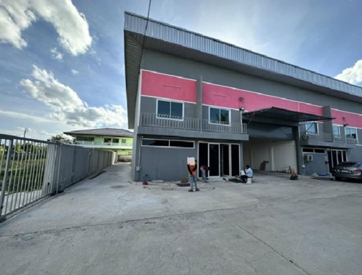 For RentWarehouseNonthaburi, Bang Yai, Bangbuathong : Call 081-632-0632 Warehouse for rent, newly built, Soi Wat Sam Ngam, Bang Bua Thong, warehouse area 1400 square meters / very good location / container vans can enter and exit