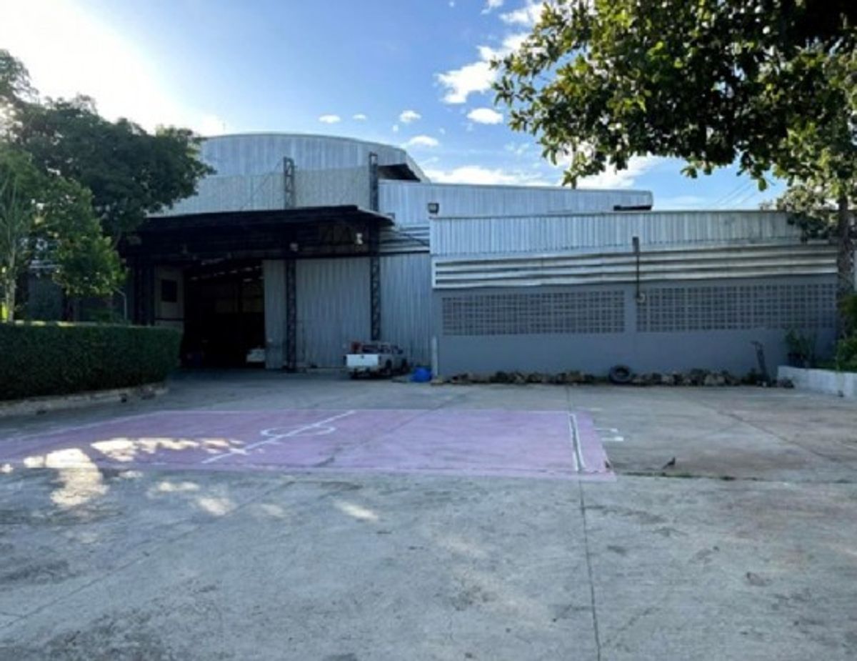 For RentWarehouseNonthaburi, Bang Yai, Bangbuathong : Tel. 081-632-0632 Warehouse rental with a new office, Soi Budget, Tiwan Road / near Impact Muang Thong Thani / Warehouse area 595 square meters / trailer in and out.