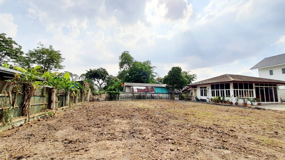 For SaleLandLadprao101, Happy Land, The Mall Bang Kapi : Golden opportunity! Beautiful plot of land with a detached house, 202 sq.wa., Lat Phrao 122, Intersection 9