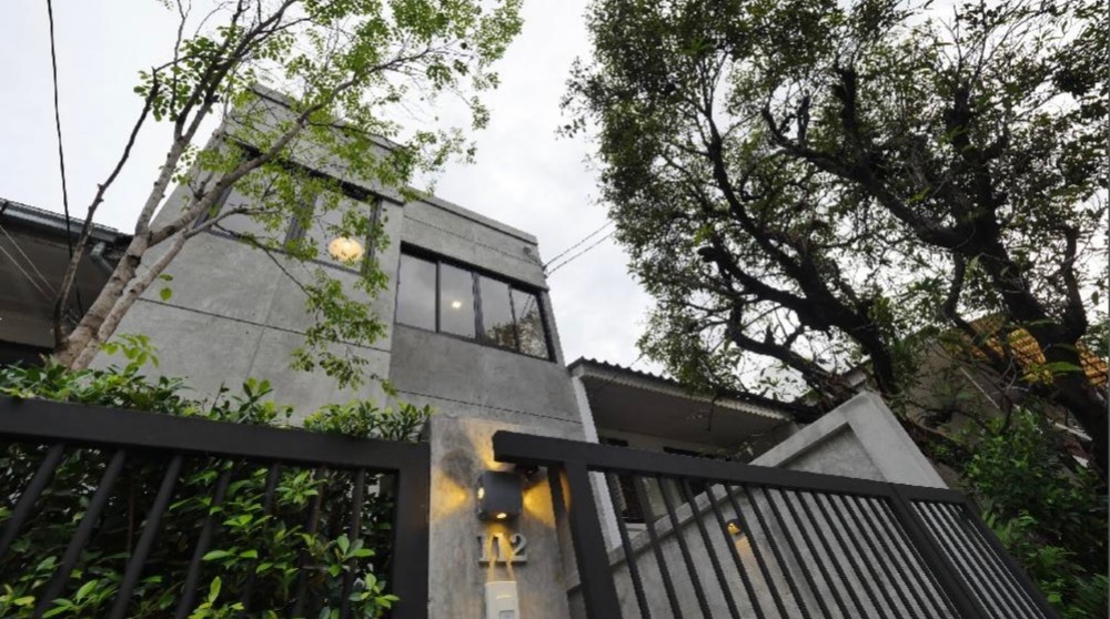 For RentTownhomeRama9, Petchburi, RCA : 2-story townhome for rent (Soi Soonvijai), beautiful, fully furnished. Suitable for living or open a company Interested? Line @841qqlnr