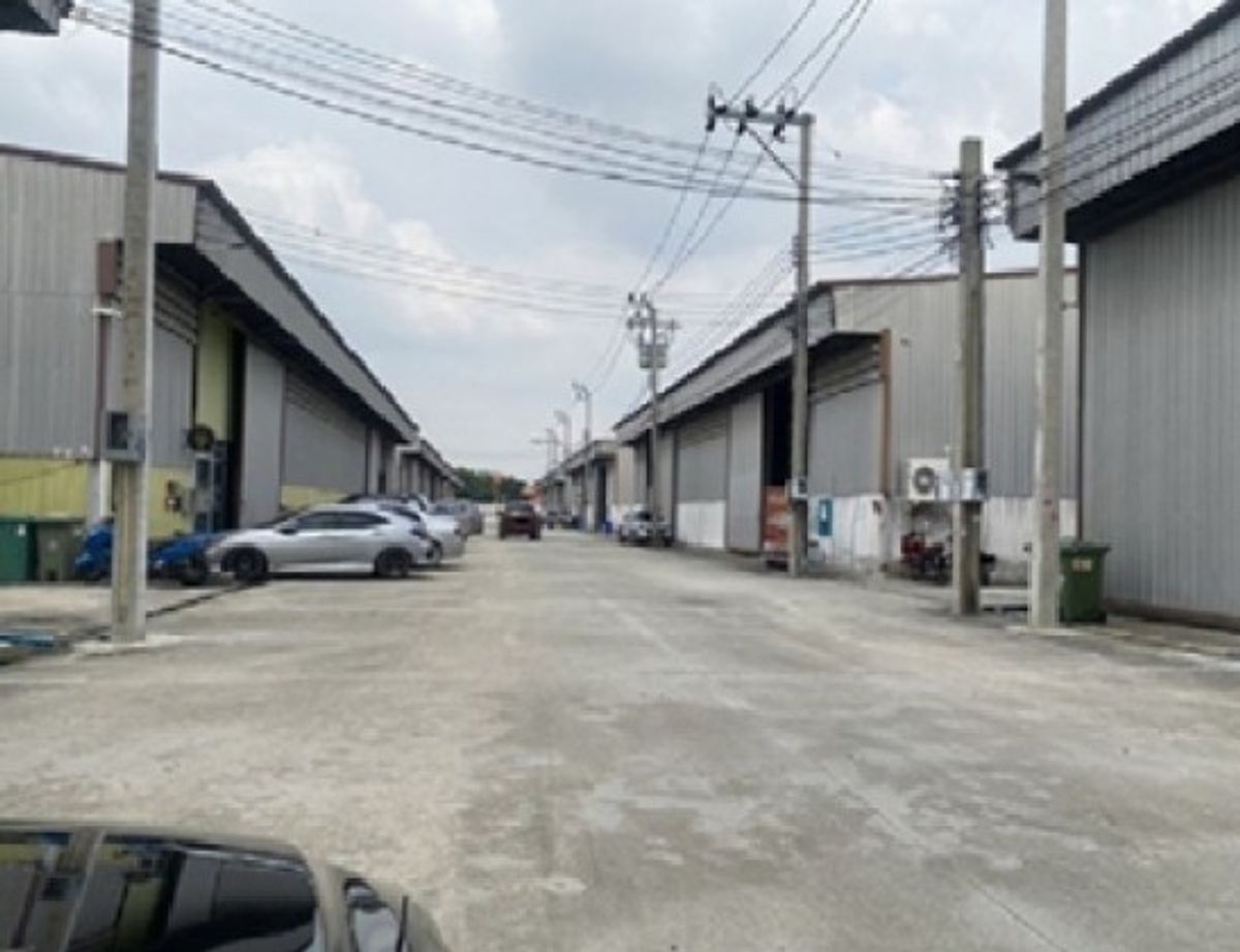 For RentWarehouseBangna, Bearing, Lasalle : Call 081-632-0632 Warehouse for rent, Bangna, with office, Bangna-Trad Road, Km. 5, not deep into the alley, area 1000 square meters, very good location, many ways to enter and exit, large vehicles, 40-foot trailers, easy to enter and exit.