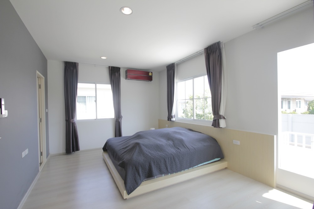 For SaleHousePhutthamonthon, Salaya : Twin house, Villaggio Pinklao, Salaya, Land and House, 2 floors, in front of the house there is no house opposite. The house is ready to move in, decorated, added furniture, air conditioning, cheap price.
