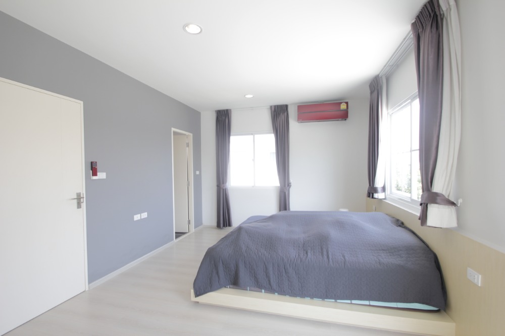 For SaleHousePhutthamonthon, Salaya : Twin house, Villaggio Pinklao, Salaya, Land and House, 2 floors, in front of the house there is no house opposite. The house is ready to move in, decorated, added furniture, air conditioning, cheap price.