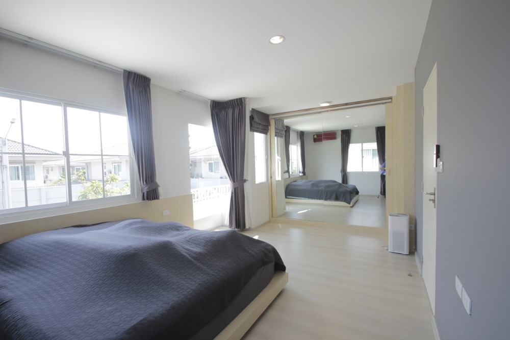 For SaleHousePhutthamonthon, Salaya : Twin house, Villaggio Pinklao, Salaya, Land and House, 2 floors, in front of the house there is no house opposite. The house is ready to move in, decorated, added furniture, air conditioning, cheap price.