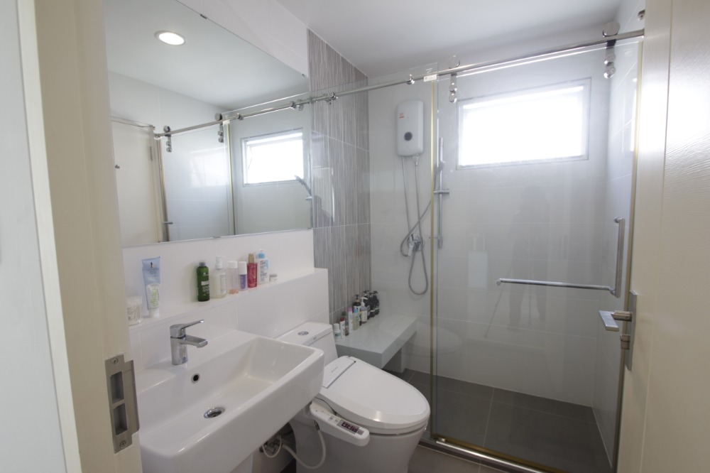 For SaleHousePhutthamonthon, Salaya : Twin house, Villaggio Pinklao, Salaya, Land and House, 2 floors, in front of the house there is no house opposite. The house is ready to move in, decorated, added furniture, air conditioning, cheap price.