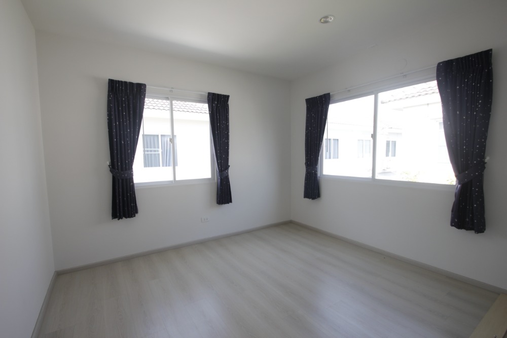 For SaleHousePhutthamonthon, Salaya : Twin house, Villaggio Pinklao, Salaya, Land and House, 2 floors, in front of the house there is no house opposite. The house is ready to move in, decorated, added furniture, air conditioning, cheap price.