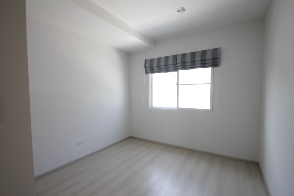 For SaleHousePhutthamonthon, Salaya : Twin house, Villaggio Pinklao, Salaya, Land and House, 2 floors, in front of the house there is no house opposite. The house is ready to move in, decorated, added furniture, air conditioning, cheap price.