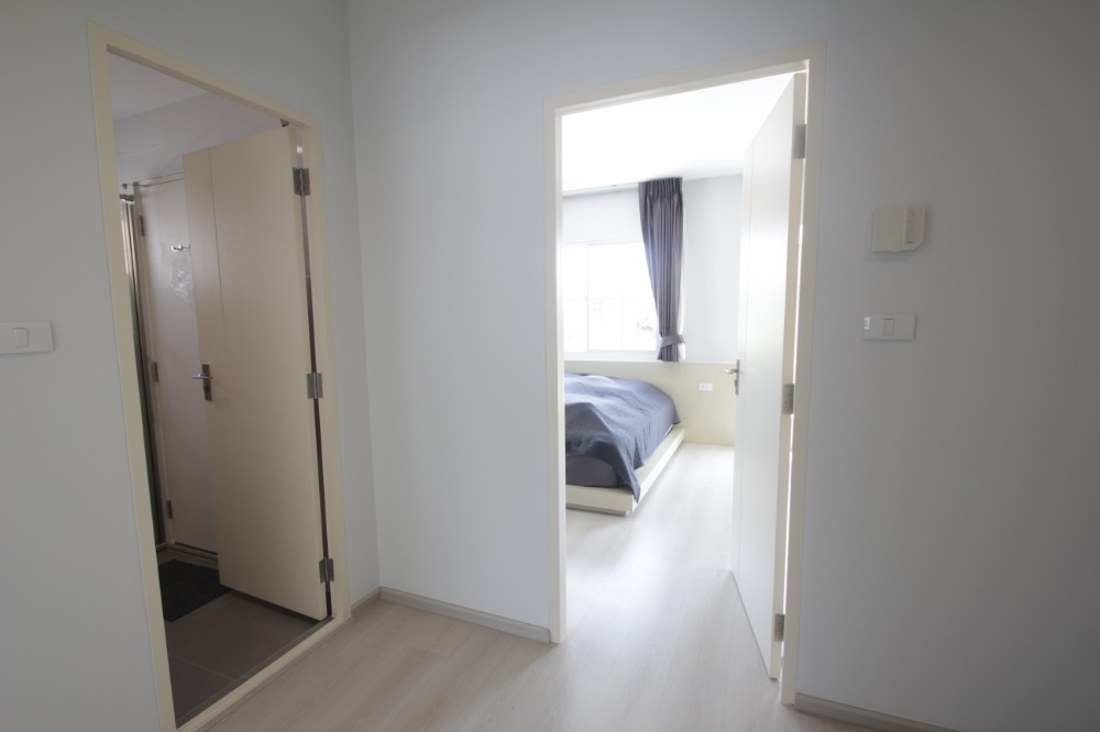 For SaleHousePhutthamonthon, Salaya : Twin house, Villaggio Pinklao, Salaya, Land and House, 2 floors, in front of the house there is no house opposite. The house is ready to move in, decorated, added furniture, air conditioning, cheap price.