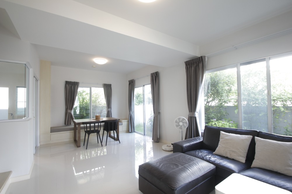 For SaleHousePhutthamonthon, Salaya : Twin house, Villaggio Pinklao, Salaya, Land and House, 2 floors, in front of the house there is no house opposite. The house is ready to move in, decorated, added furniture, air conditioning, cheap price.