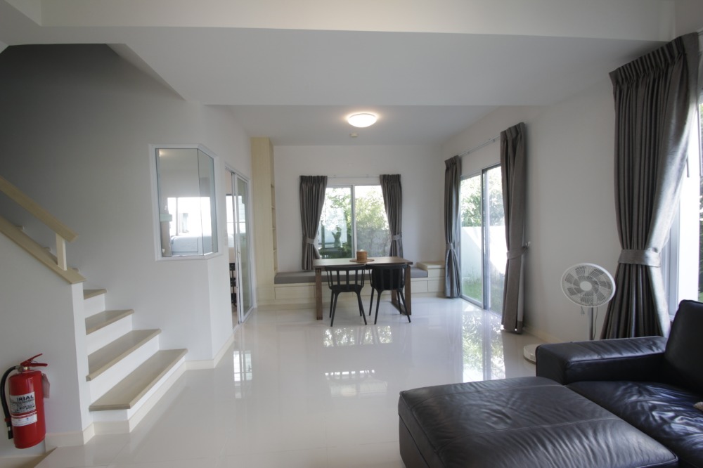 For SaleHousePhutthamonthon, Salaya : Twin house, Villaggio Pinklao, Salaya, Land and House, 2 floors, in front of the house there is no house opposite. The house is ready to move in, decorated, added furniture, air conditioning, cheap price.