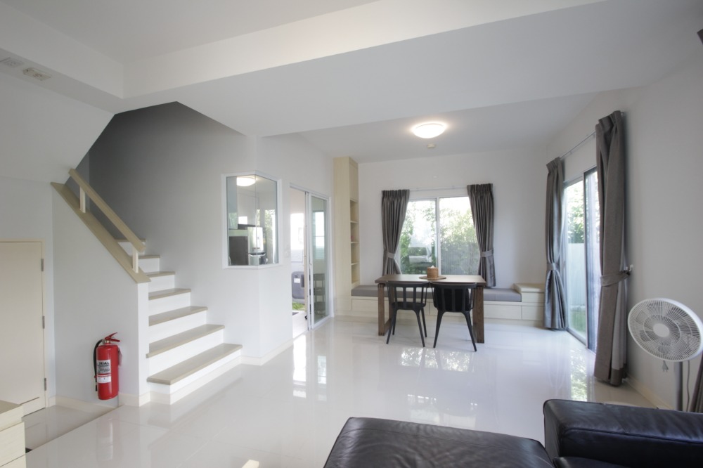 For SaleHousePhutthamonthon, Salaya : Twin house, Villaggio Pinklao, Salaya, Land and House, 2 floors, in front of the house there is no house opposite. The house is ready to move in, decorated, added furniture, air conditioning, cheap price.