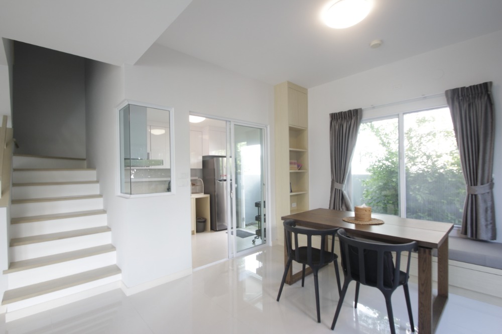 For SaleHousePhutthamonthon, Salaya : Twin house, Villaggio Pinklao, Salaya, Land and House, 2 floors, in front of the house there is no house opposite. The house is ready to move in, decorated, added furniture, air conditioning, cheap price.