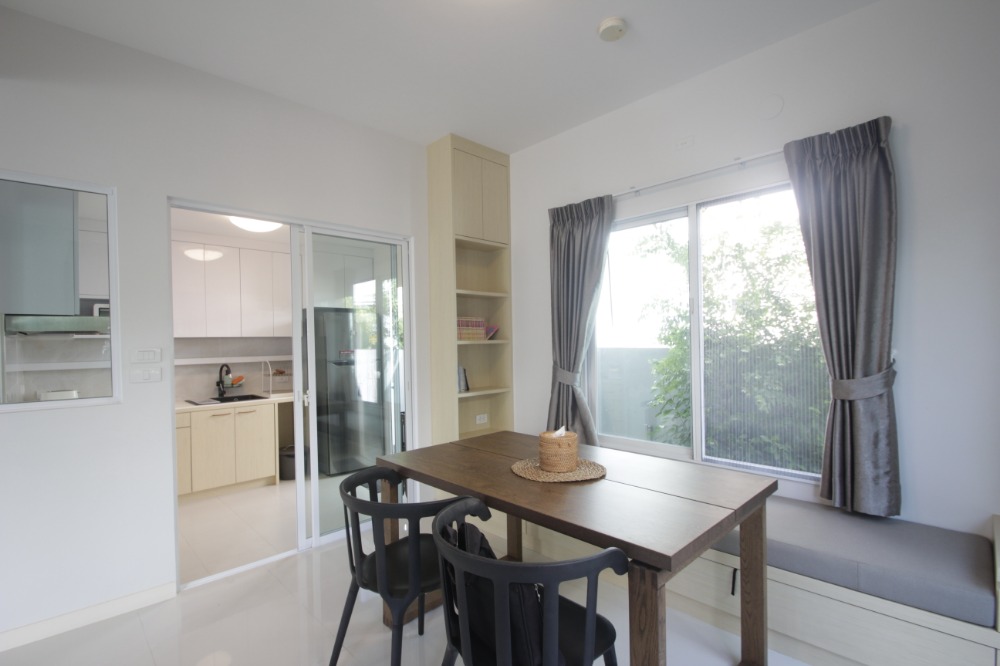 For SaleHousePhutthamonthon, Salaya : Twin house, Villaggio Pinklao, Salaya, Land and House, 2 floors, in front of the house there is no house opposite. The house is ready to move in, decorated, added furniture, air conditioning, cheap price.