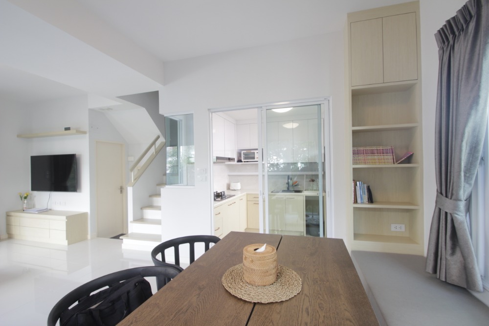 For SaleHousePhutthamonthon, Salaya : Twin house, Villaggio Pinklao, Salaya, Land and House, 2 floors, in front of the house there is no house opposite. The house is ready to move in, decorated, added furniture, air conditioning, cheap price.