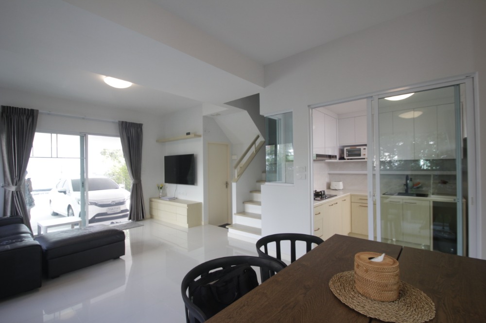 For SaleHousePhutthamonthon, Salaya : Twin house, Villaggio Pinklao, Salaya, Land and House, 2 floors, in front of the house there is no house opposite. The house is ready to move in, decorated, added furniture, air conditioning, cheap price.