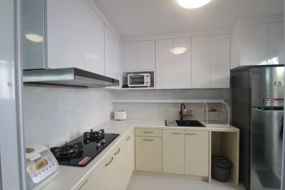 For SaleHousePhutthamonthon, Salaya : Twin house, Villaggio Pinklao, Salaya, Land and House, 2 floors, in front of the house there is no house opposite. The house is ready to move in, decorated, added furniture, air conditioning, cheap price.