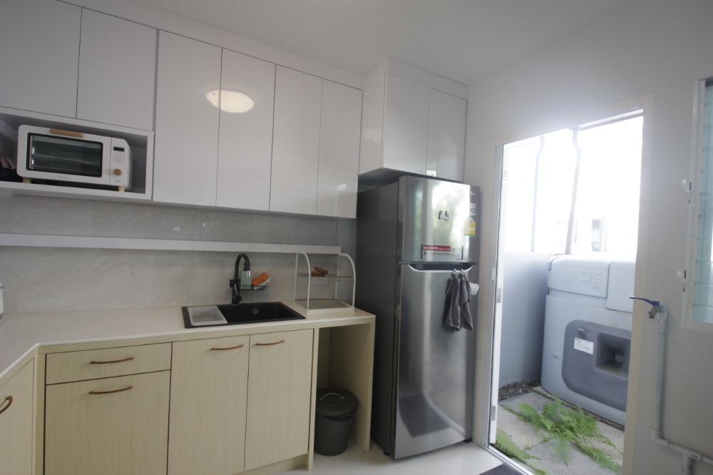 For SaleHousePhutthamonthon, Salaya : Twin house, Villaggio Pinklao, Salaya, Land and House, 2 floors, in front of the house there is no house opposite. The house is ready to move in, decorated, added furniture, air conditioning, cheap price.