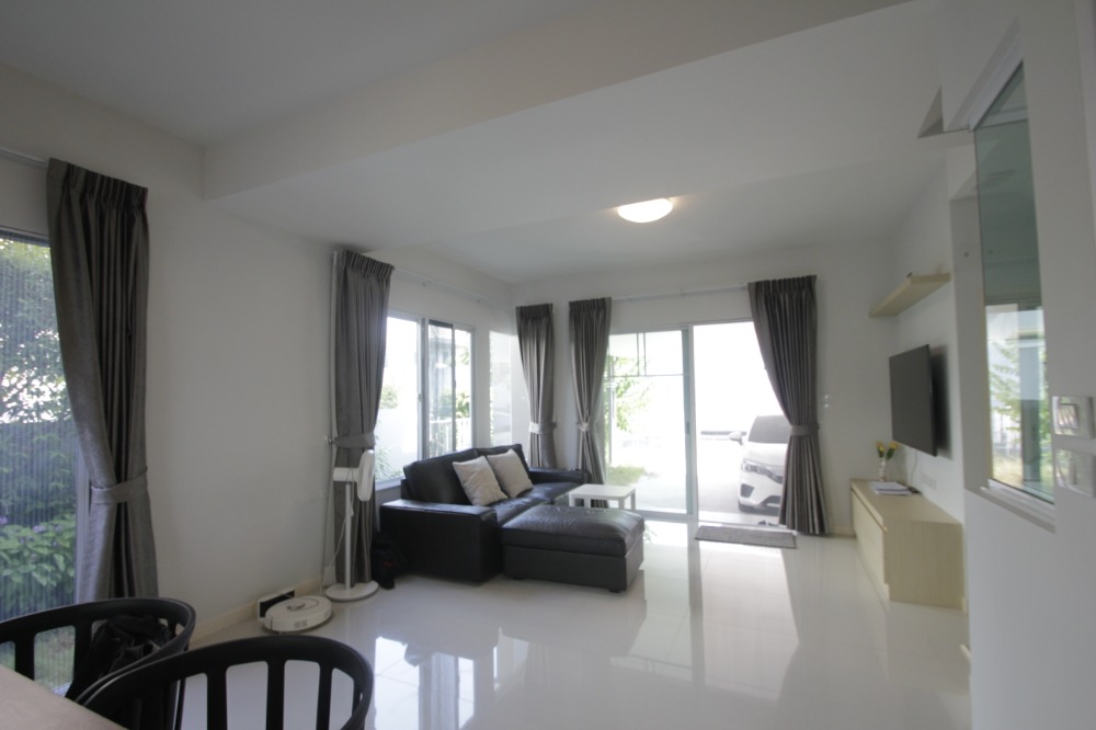 For SaleHousePhutthamonthon, Salaya : Twin house, Villaggio Pinklao, Salaya, Land and House, 2 floors, in front of the house there is no house opposite. The house is ready to move in, decorated, added furniture, air conditioning, cheap price.