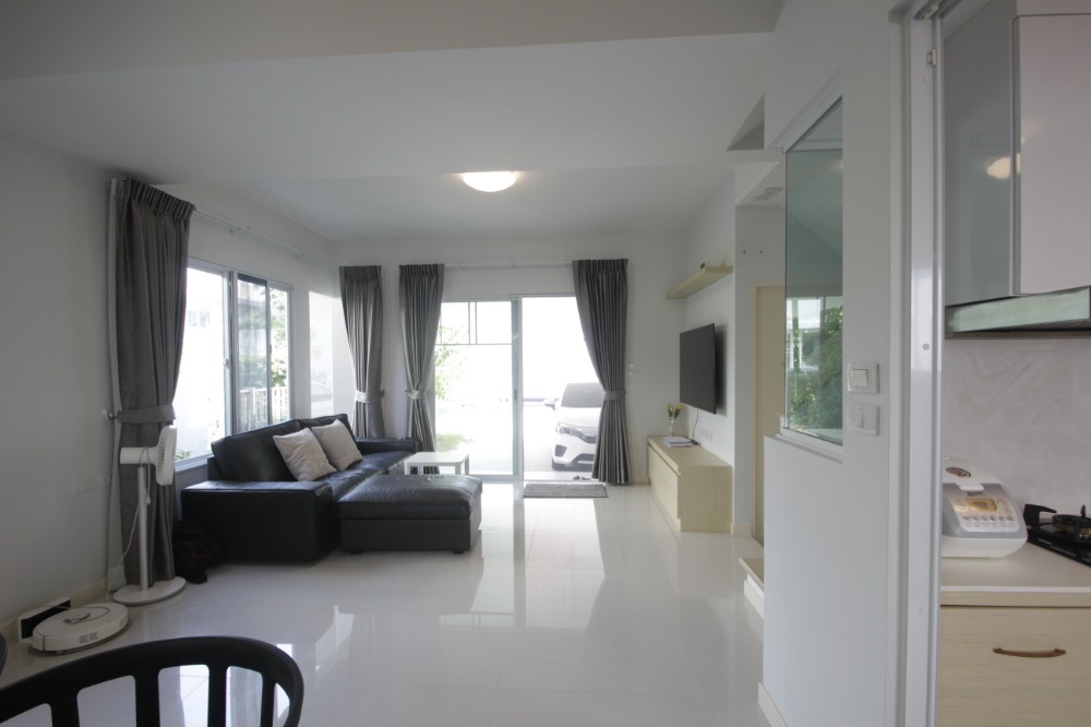 For SaleHousePhutthamonthon, Salaya : Twin house, Villaggio Pinklao, Salaya, Land and House, 2 floors, in front of the house there is no house opposite. The house is ready to move in, decorated, added furniture, air conditioning, cheap price.