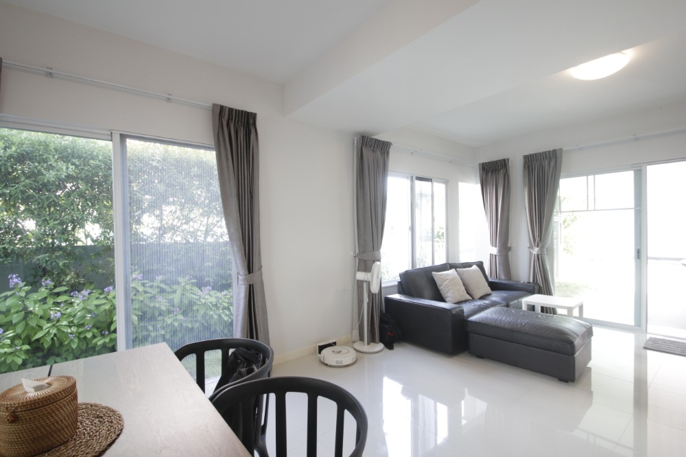 For SaleHousePhutthamonthon, Salaya : Twin house, Villaggio Pinklao, Salaya, Land and House, 2 floors, in front of the house there is no house opposite. The house is ready to move in, decorated, added furniture, air conditioning, cheap price.