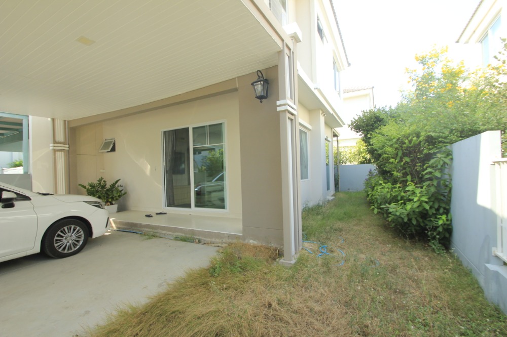 For SaleHousePhutthamonthon, Salaya : Twin house, Villaggio Pinklao, Salaya, Land and House, 2 floors, in front of the house there is no house opposite. The house is ready to move in, decorated, added furniture, air conditioning, cheap price.