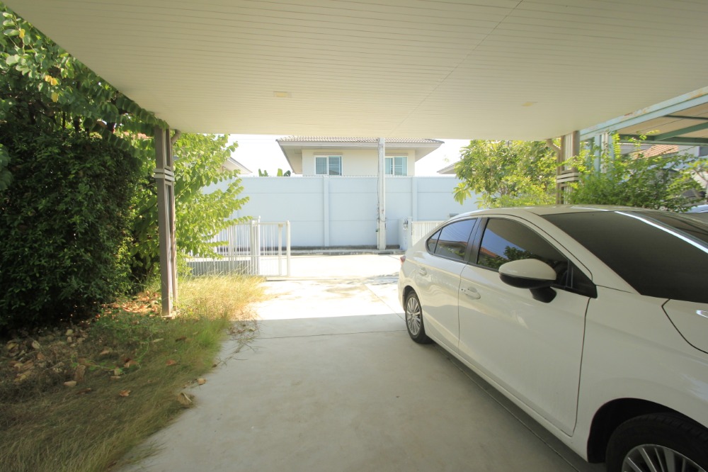 For SaleHousePhutthamonthon, Salaya : Twin house, Villaggio Pinklao, Salaya, Land and House, 2 floors, in front of the house there is no house opposite. The house is ready to move in, decorated, added furniture, air conditioning, cheap price.