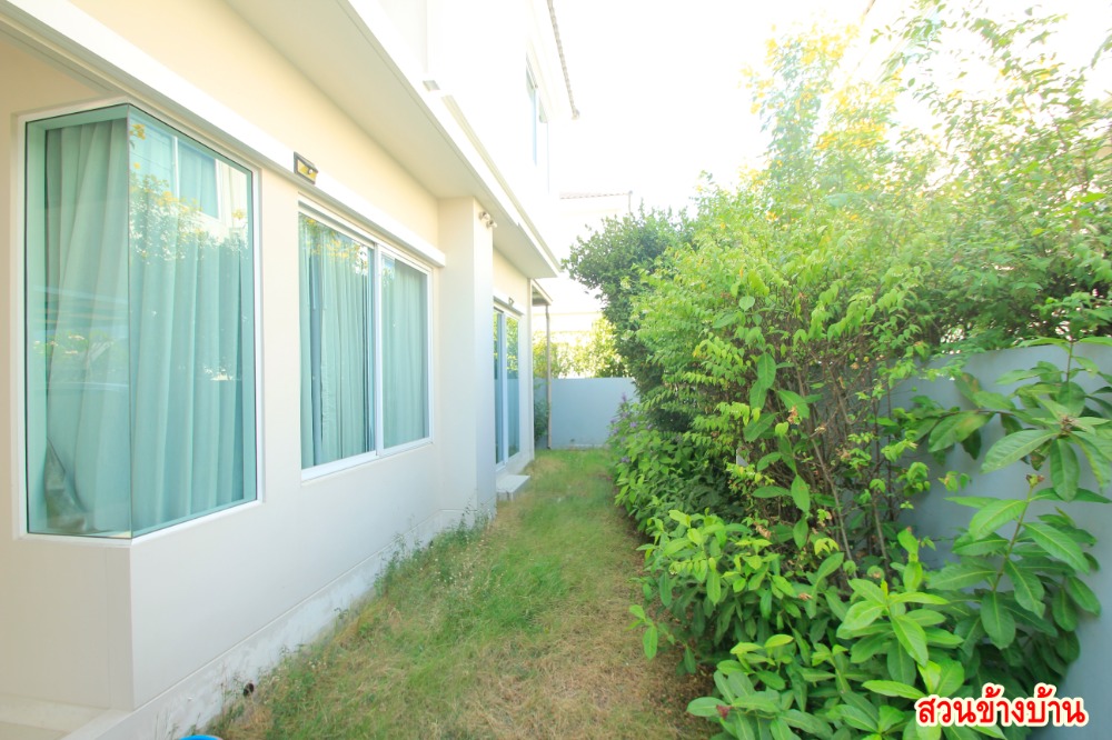 For SaleHousePhutthamonthon, Salaya : Twin house, Villaggio Pinklao, Salaya, Land and House, 2 floors, in front of the house there is no house opposite. The house is ready to move in, decorated, added furniture, air conditioning, cheap price.