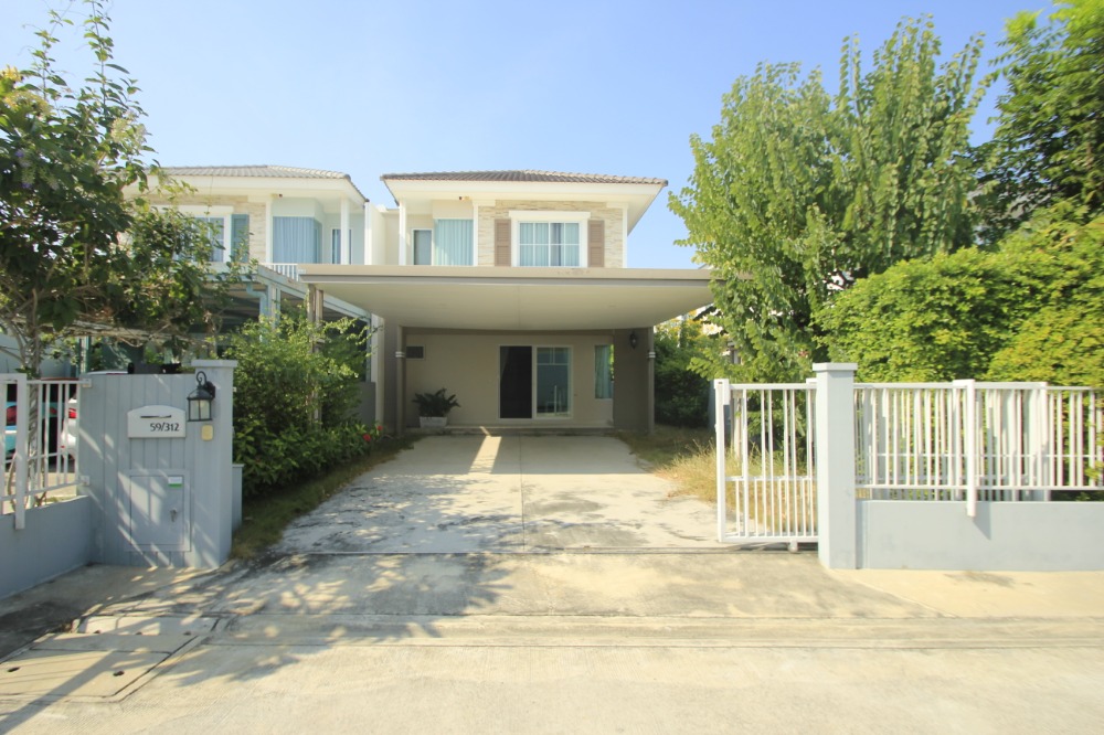 For SaleHousePhutthamonthon, Salaya : Twin house, Villaggio Pinklao, Salaya, Land and House, 2 floors, in front of the house there is no house opposite. The house is ready to move in, decorated, added furniture, air conditioning, cheap price.