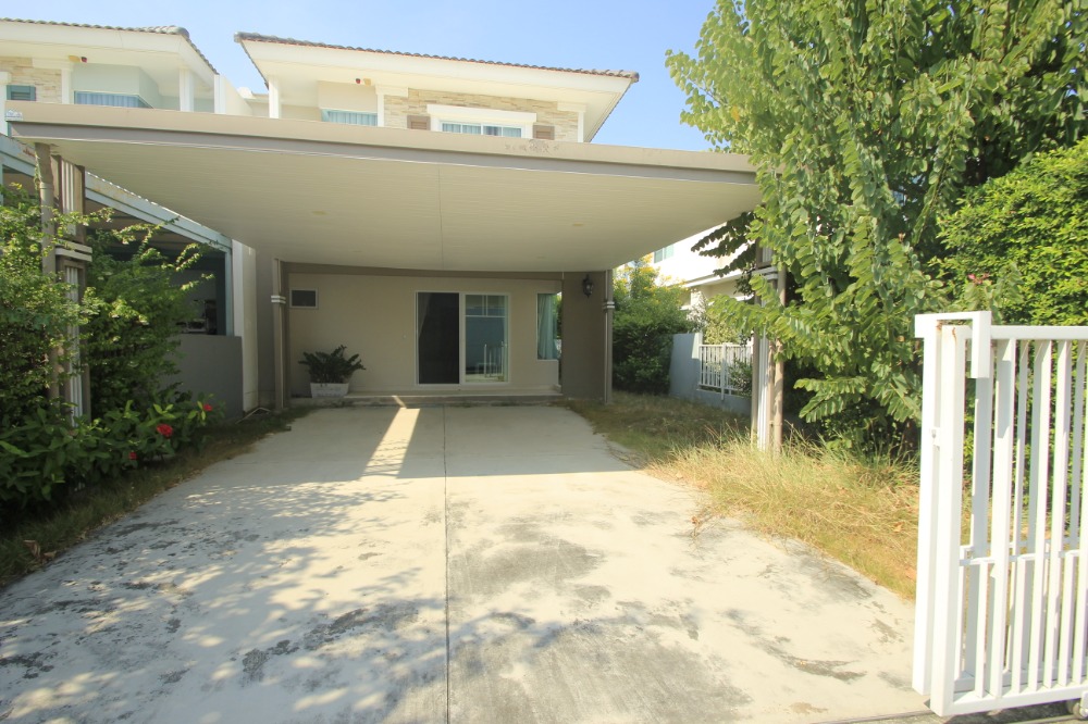 For SaleHousePhutthamonthon, Salaya : Twin house, Villaggio Pinklao, Salaya, Land and House, 2 floors, in front of the house there is no house opposite. The house is ready to move in, decorated, added furniture, air conditioning, cheap price.
