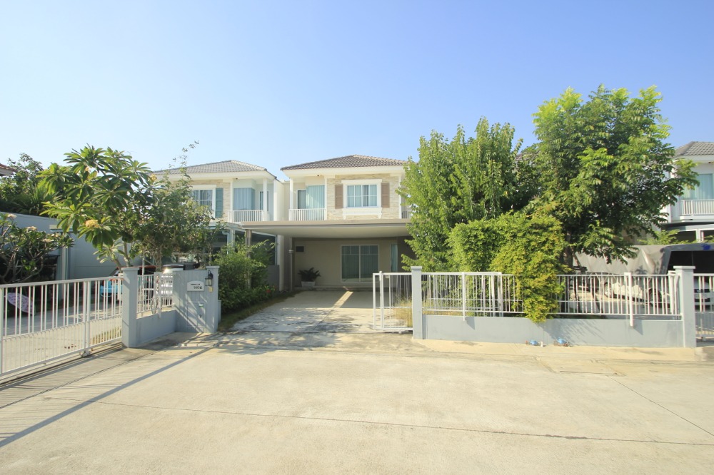 For SaleHousePhutthamonthon, Salaya : Twin house, Villaggio Pinklao, Salaya, Land and House, 2 floors, in front of the house there is no house opposite. The house is ready to move in, decorated, added furniture, air conditioning, cheap price.