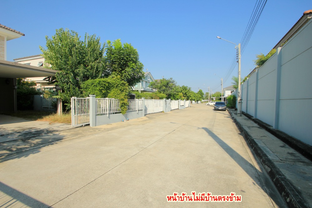 For SaleHousePhutthamonthon, Salaya : Twin house, Villaggio Pinklao, Salaya, Land and House, 2 floors, in front of the house there is no house opposite. The house is ready to move in, decorated, added furniture, air conditioning, cheap price.