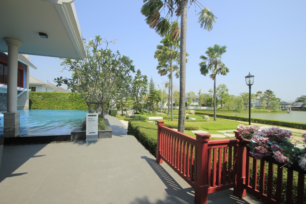 For SaleHousePhutthamonthon, Salaya : Twin house, Villaggio Pinklao, Salaya, Land and House, 2 floors, in front of the house there is no house opposite. The house is ready to move in, decorated, added furniture, air conditioning, cheap price.