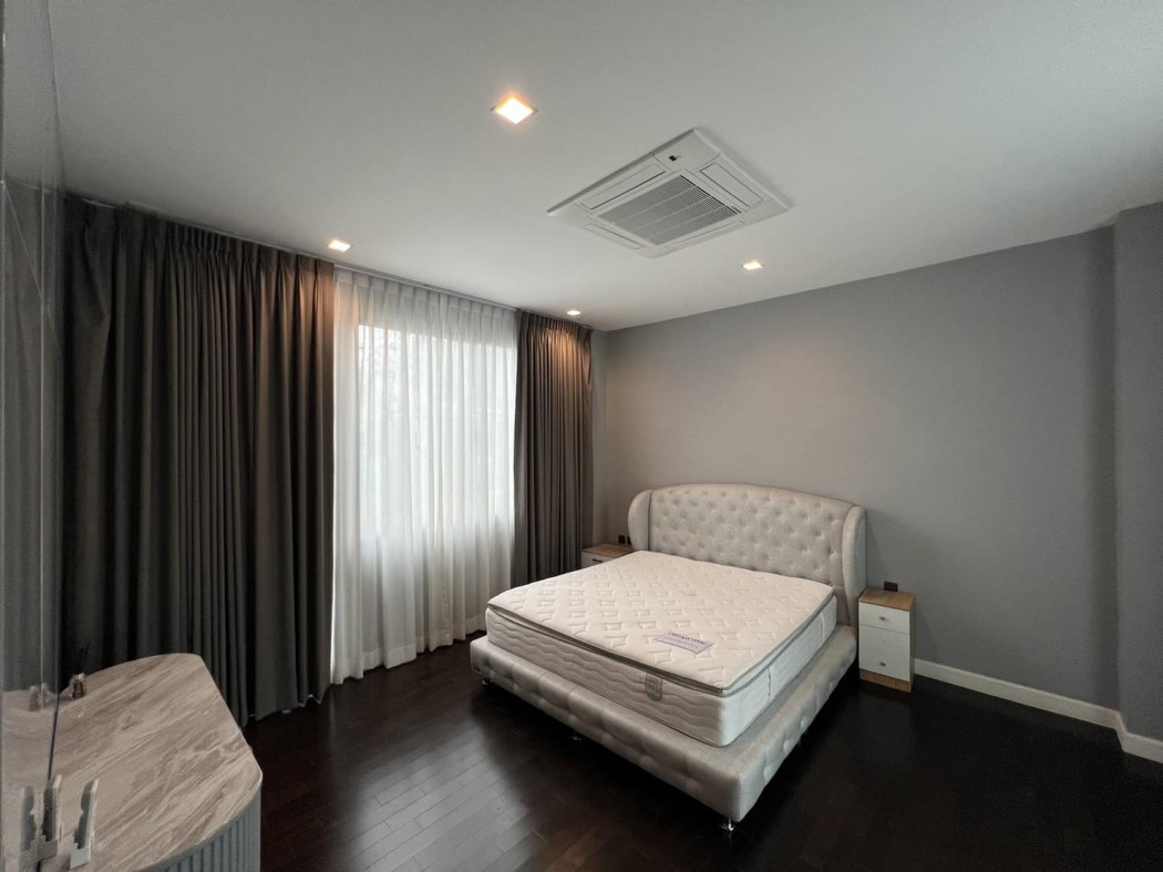 For RentHousePattanakan, Srinakarin : Luxury villa for rent, The Gentry Pattanakarn, only 5 km. to Thonglor.