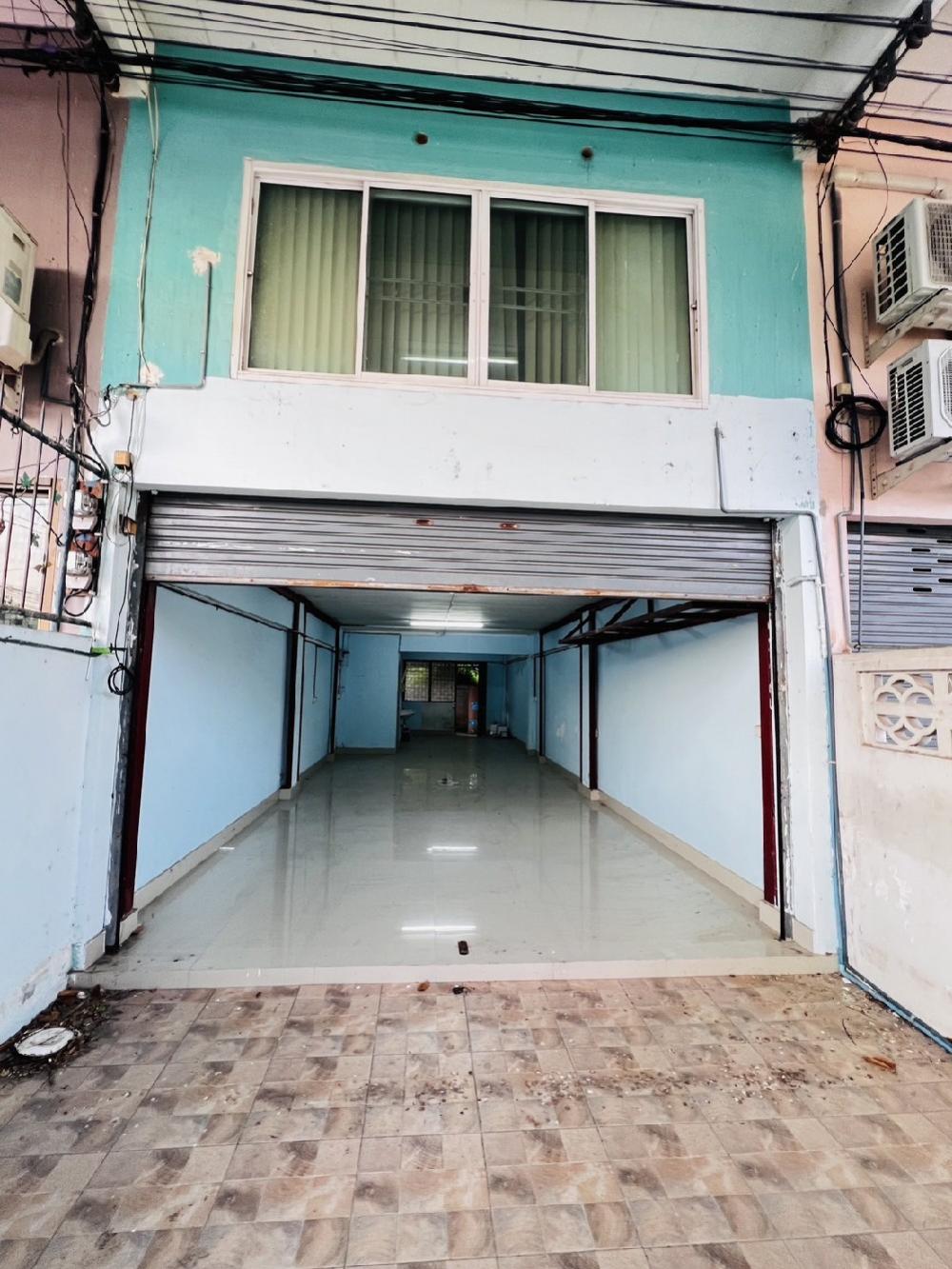 For SaleShop HouseNonthaburi, Bang Yai, Bangbuathong : Commercial building for sale, good location, 4.5 floors, Phimonrat, Bang Bua Thong, Nonthaburi, opposite the Bang Bua Thong Land Department.
